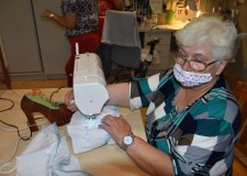 Przejdź do - Zdjęcie%20przedstawia%20seniorkę%20szyjącą%20pokrycie%20na%20wieszak%20w%20ramach%20projektu%20